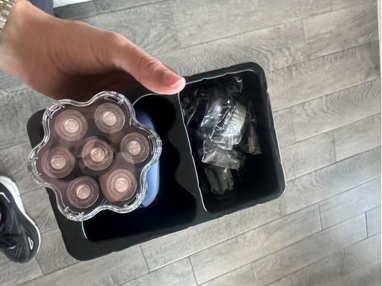 A handheld multi-blade head shaver set is displayed, with its user-friendly design simplifying grooming steps to fit minimalist daily grooming needs